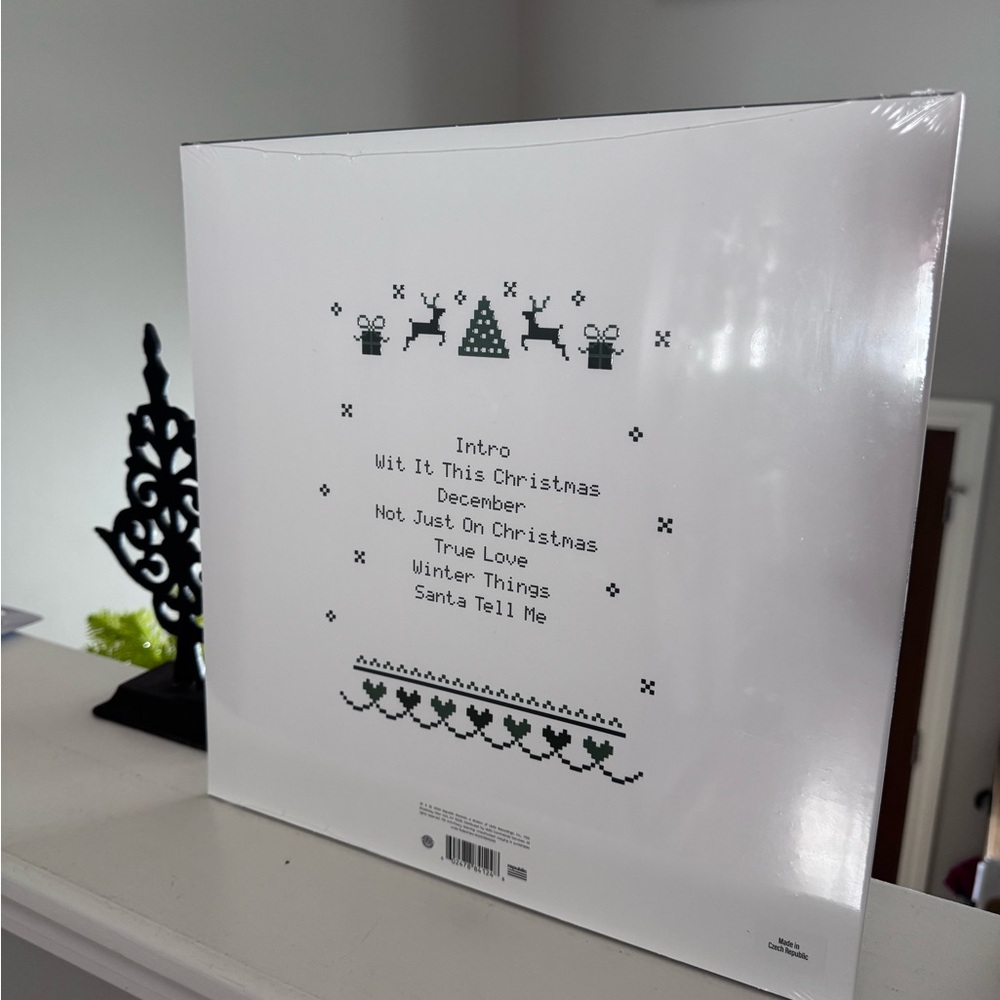 Ariana Grande Christmas & Chill Limited Edition Clear Vinyl Sold Out - Picture 2 of 6